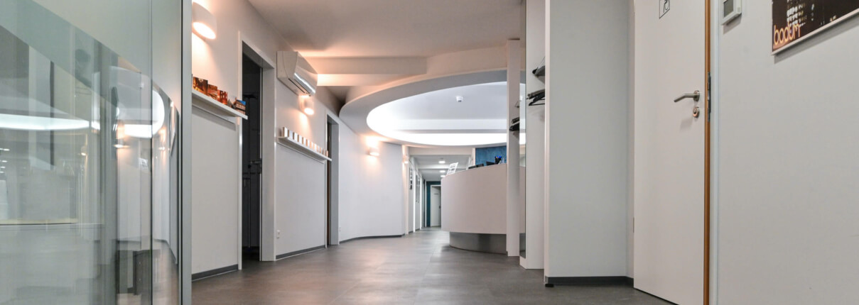 Eingangsbereich der Praxis MainMed: Orthopäden in Frankfurt am Main zeigt den langen Flur der Praxis