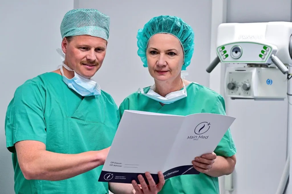 Dr. Florian Rüger und Frau N. Deliman bei der Planung eines orthopädischen Eingriffs