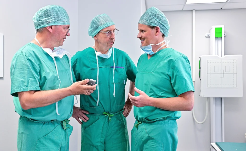 T. Schuster, Dr. v. Stechow und Dr. Rueger bei der OP Besprechung