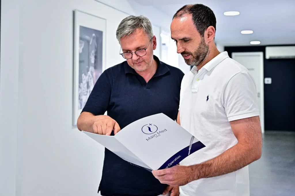 Thomas Schuster und Dr. med. Oliver Schellhaas im fachlichen Austausch
