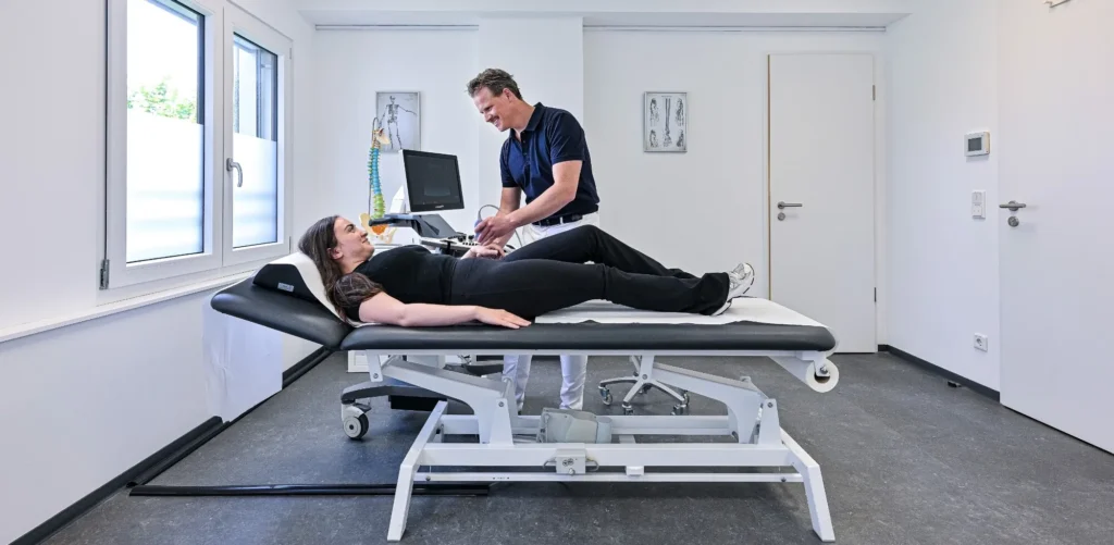 Dr. Florian Rüger bei der Ultraschalluntersuchung der Hand